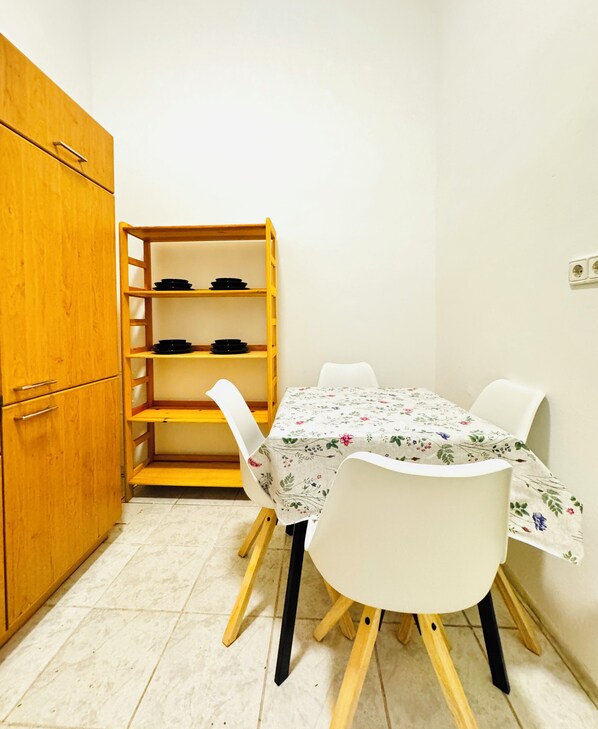 Basic Apartment | Private kitchen | Fridge, oven, stovetop, cookware/dishes/utensils