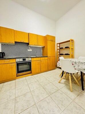 Leilighet – basic | Eget kjøkken | Kjøleskap, ovn, kokeplater og kjøkkenutstyr