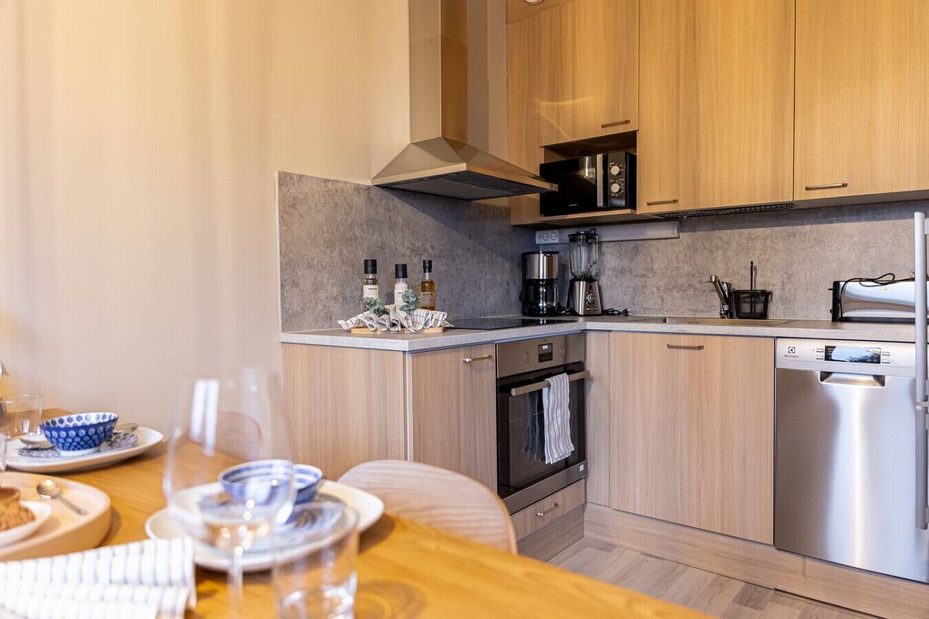 Geladeira, micro-ondas, fogão, cooktop