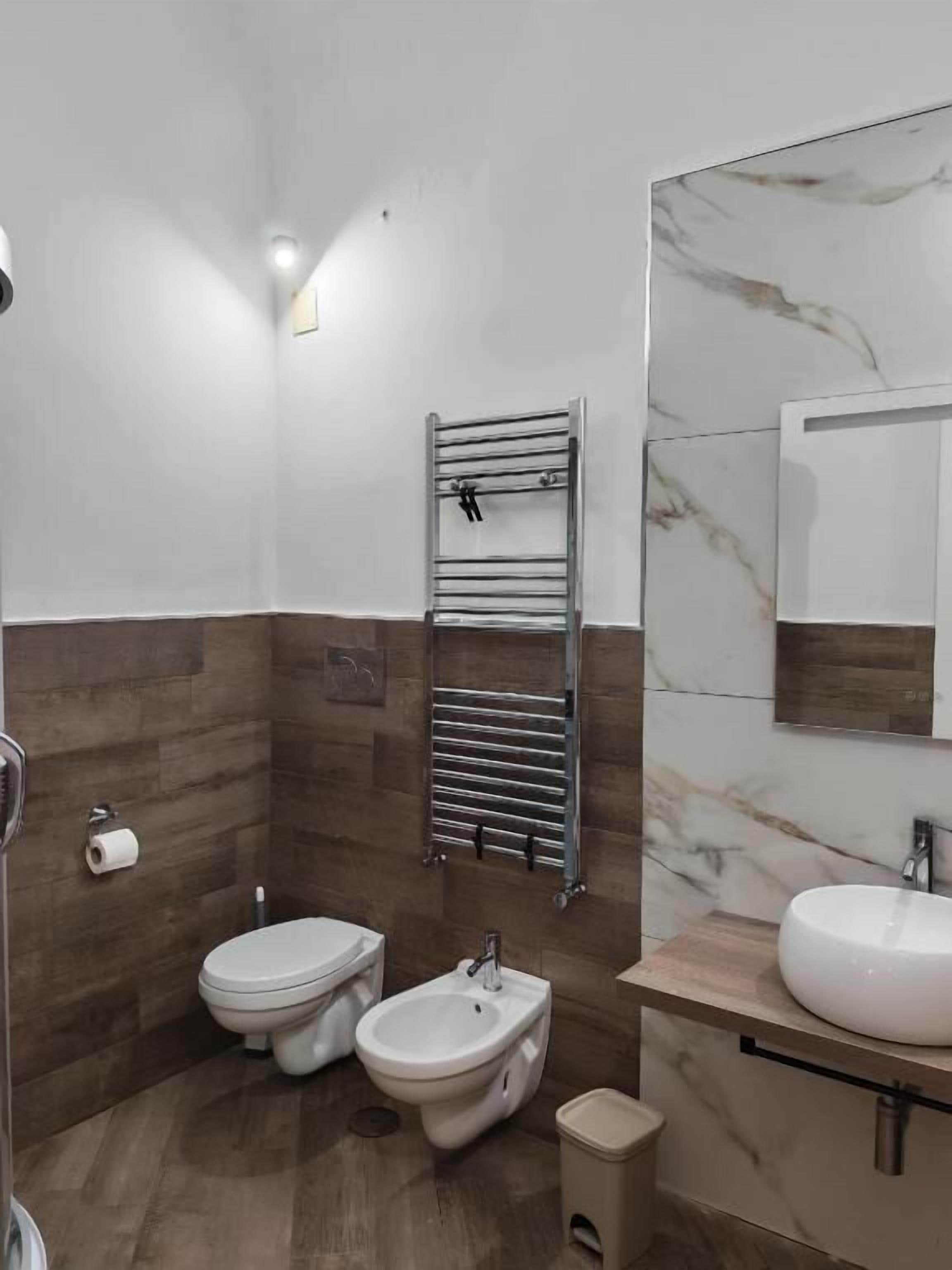 Standard Double Room | Bathroom | Hair dryer, towels, soap, shampoo