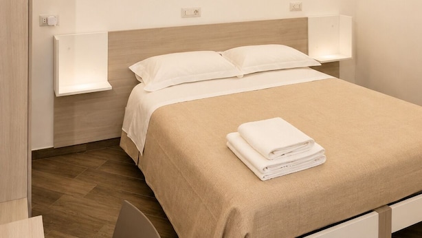 ห้องเบสิกสตูดิโอสวีท | ผ้าปูที่นอน Frette จากอิตาลี, เครื่องนอนระดับพรีเมียม, ผ้านวมขนเป็ด