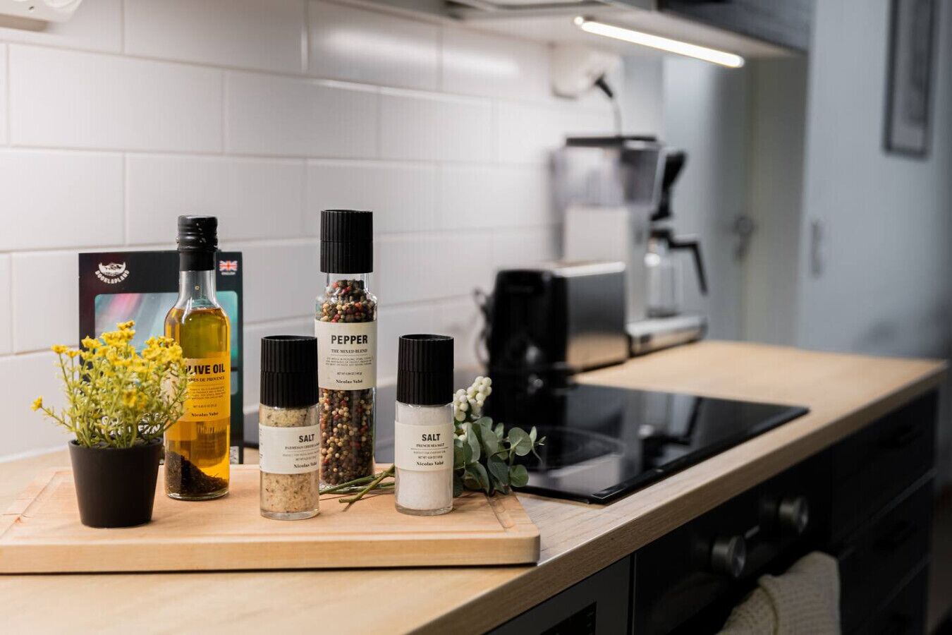 Jääkaappi, mikroaaltouuni, uuni, liesi