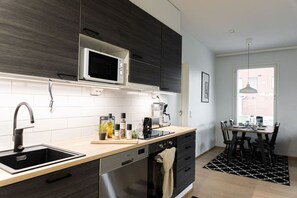 ثلاجة، ميكروويف، فرن، موقد طهي مسطح