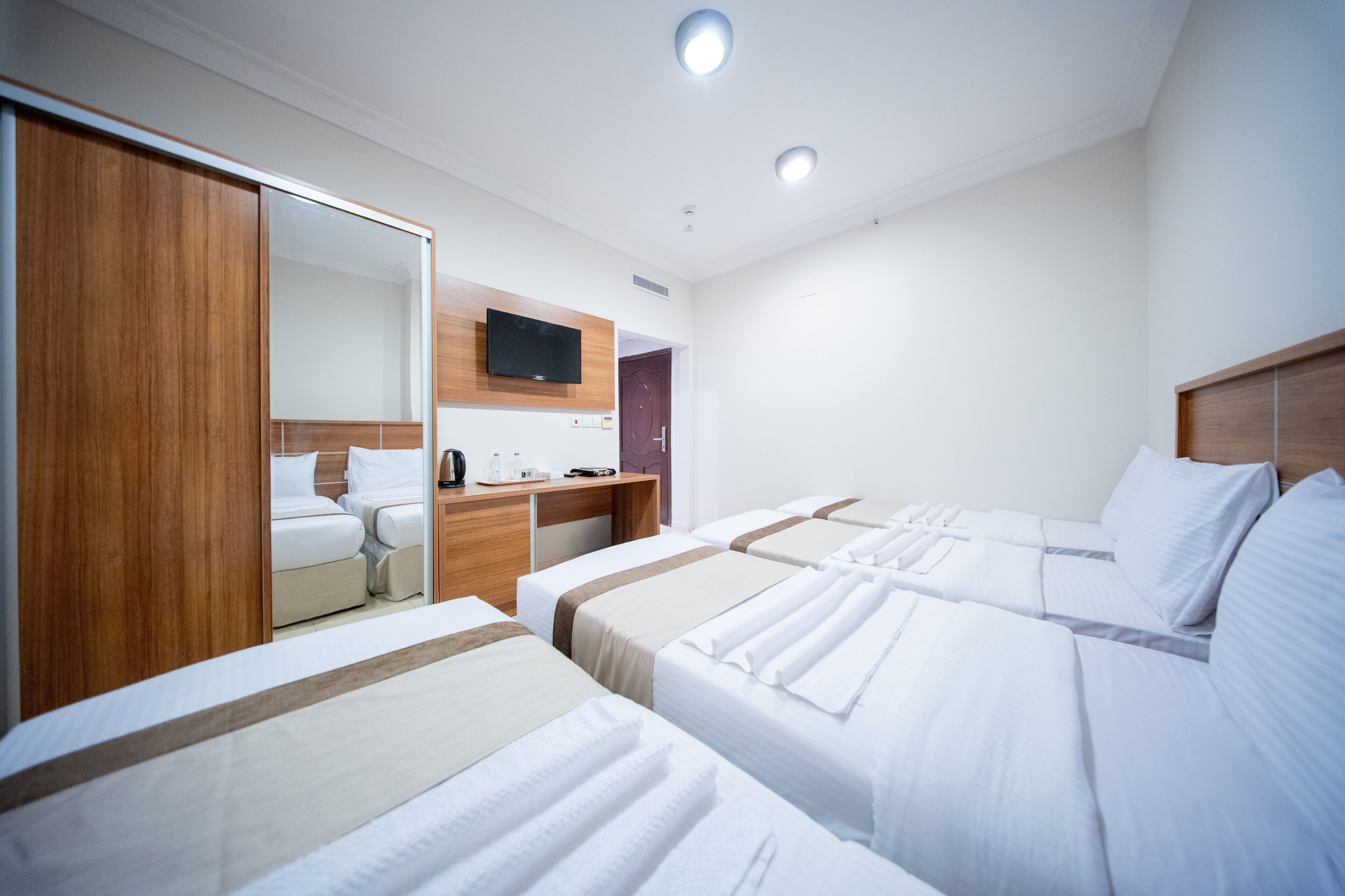 Habitación cuádruple | Minibar, sistema de insonorización, tabla de planchar con plancha