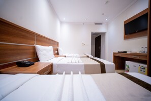 Minibar, setrika/meja setrika, Wi-Fi gratis, dan seprai linen