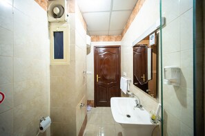 Kombinasi shower/bathtub, handuk, sabun, dan sampo