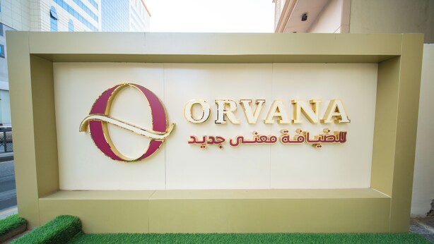 Une enseigne portant le nom « ORVANA » et quelques caractères en arabe.