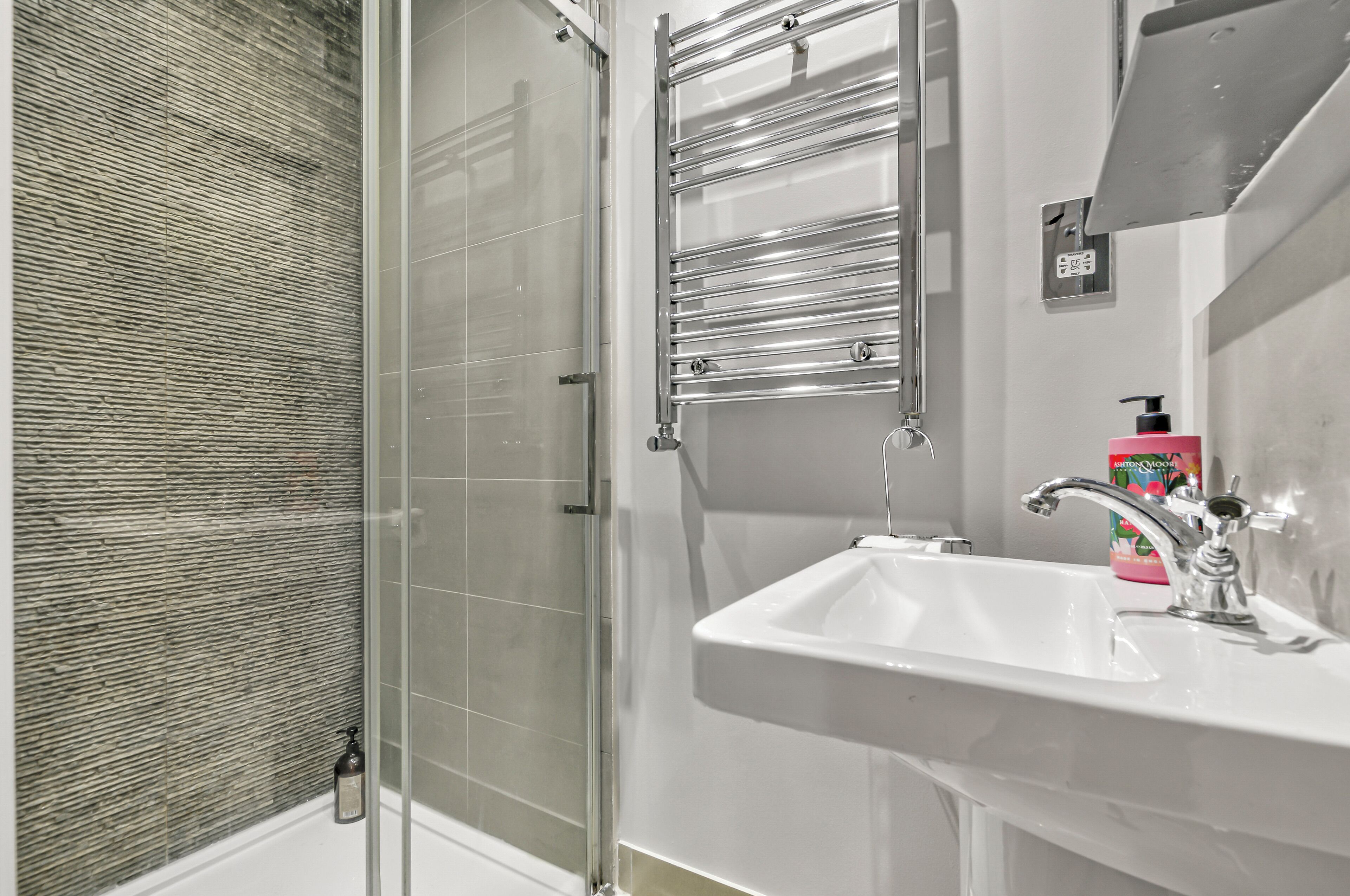 シャワー、ヘアドライヤー、タオル、石鹸