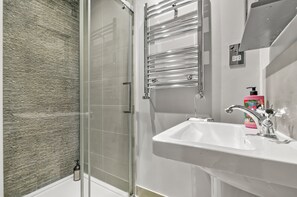 Dusche, Haartrockner, Handtücher, Seife