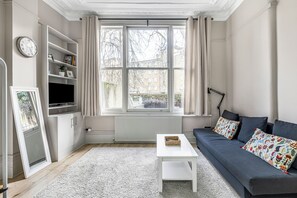Smart TV - Kensington Olympia Studio with Terrace & Garden Access | Sleeps 4 (London)