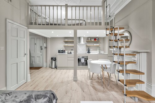 Well Appointed Garden Condo in Kensington Olympia