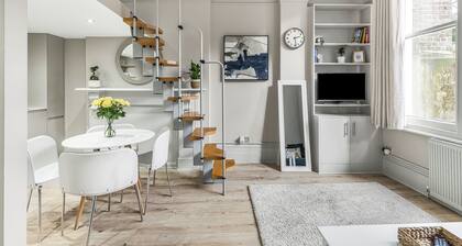 Kensington Olympia Studio with Terrace & Garden Access | Sleeps 4