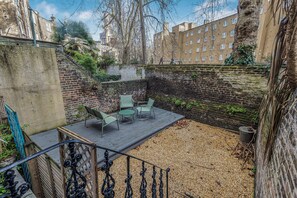Terrace/patio - Kensington Olympia Studio with Terrace & Garden Access | Sleeps 4 (London)