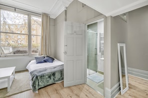 Een strijkplank/strijkijzer, reisbedje, gratis wifi, beddengoed