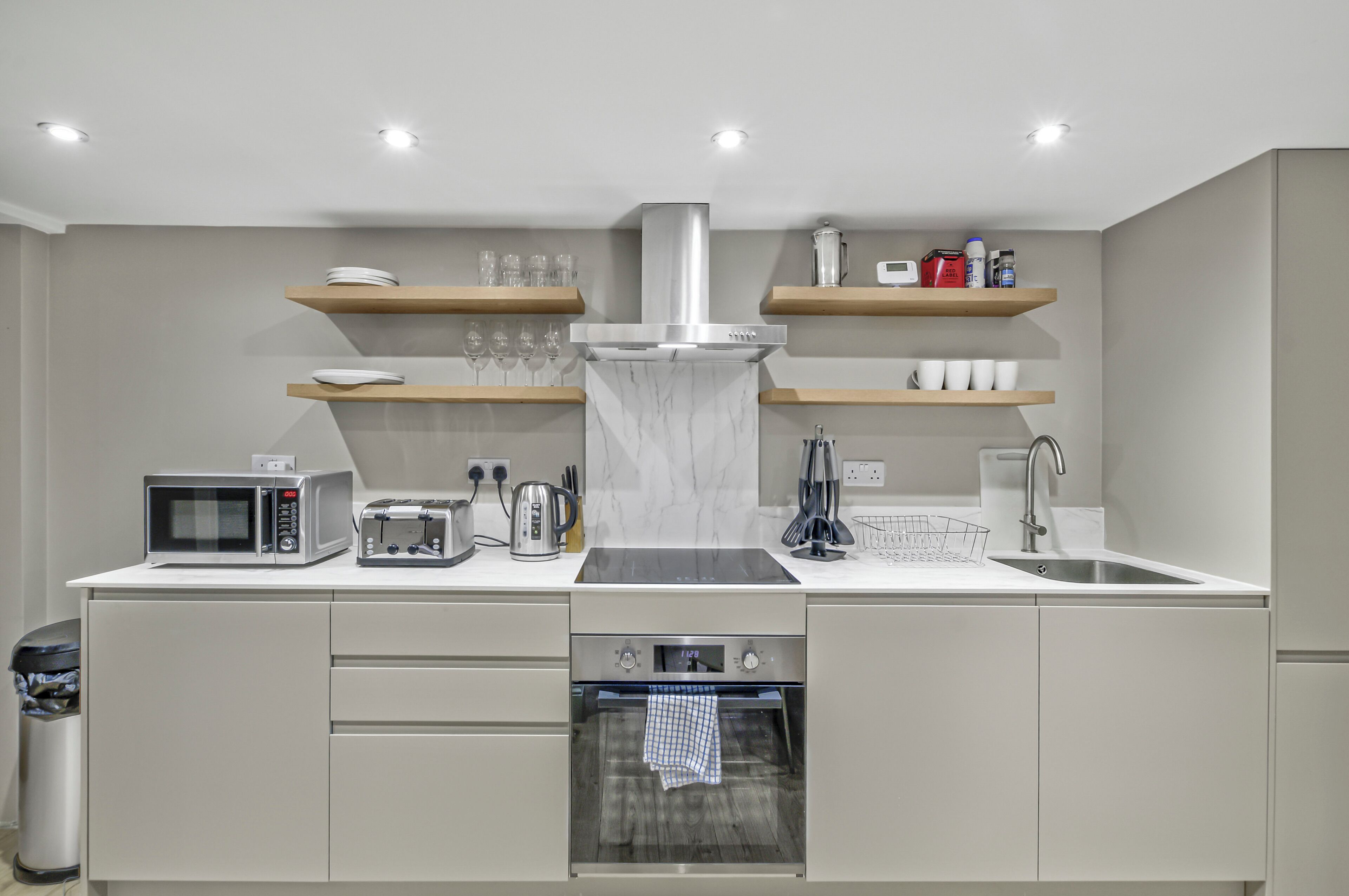 電子レンジ、コンロ、食器洗い機、コーヒー / ティーメーカー