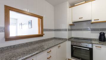 Refrigerador, microondas, horno y tetera eléctrica