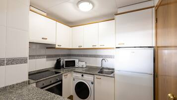 Kylskåp, mikrovågsugn, ugn och vattenkokare