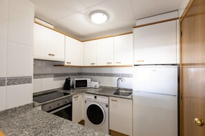 Fridge, microwave, oven, electric kettle - CENTRAL PARK APARTMENTS (Salou)