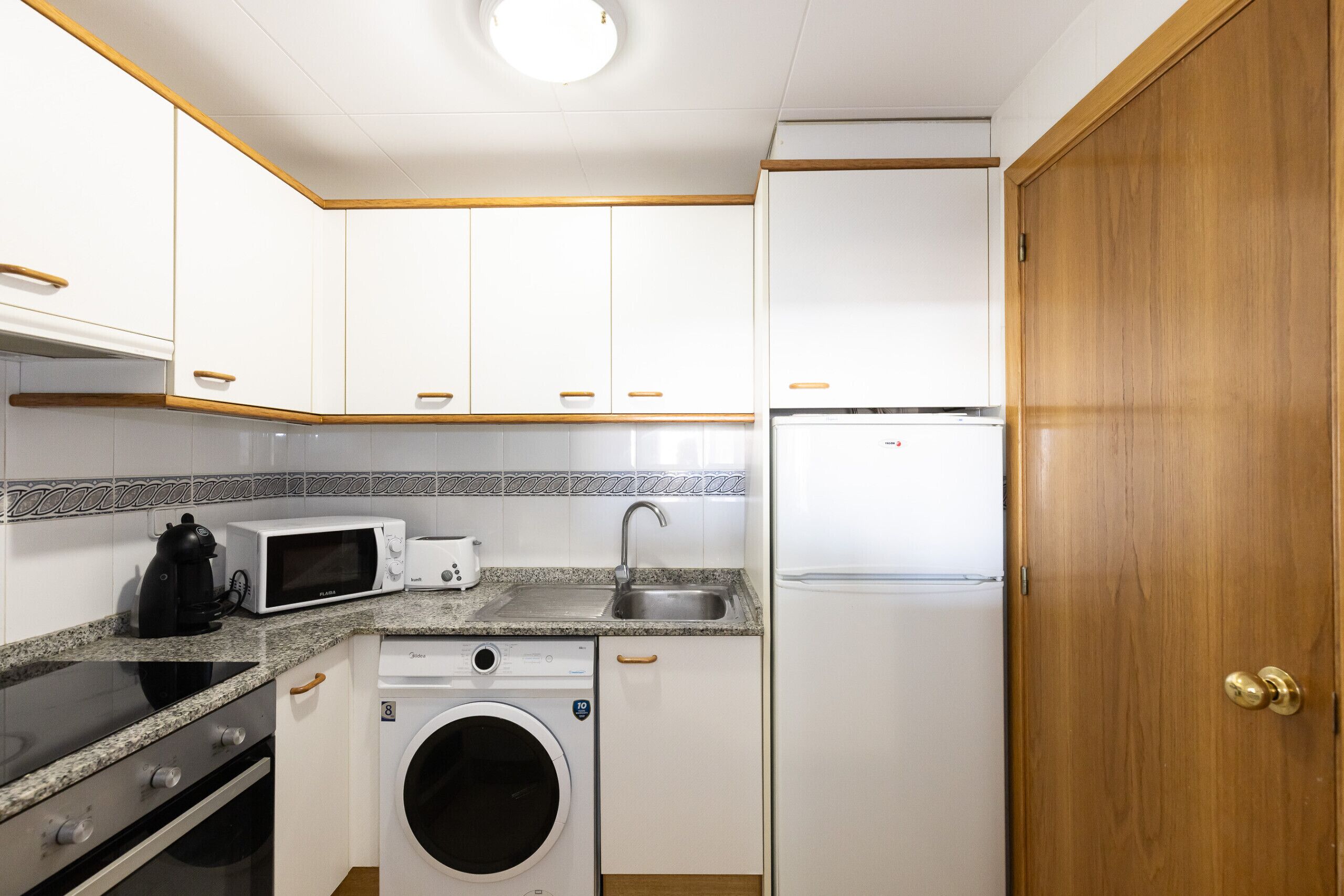 Refrigerador, microondas, horno y tetera eléctrica 