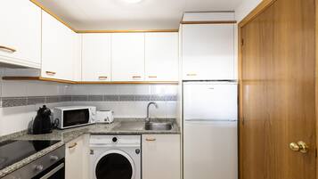 Refrigerador, microondas, horno y tetera eléctrica