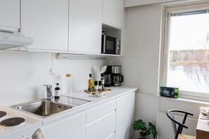 Jääkaappi, mikroaaltouuni, uuni, liesi