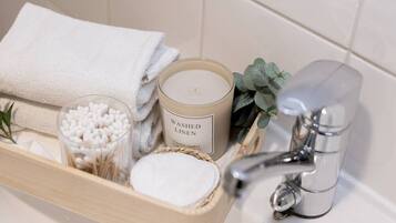 Sèche-cheveux, serviettes fournies