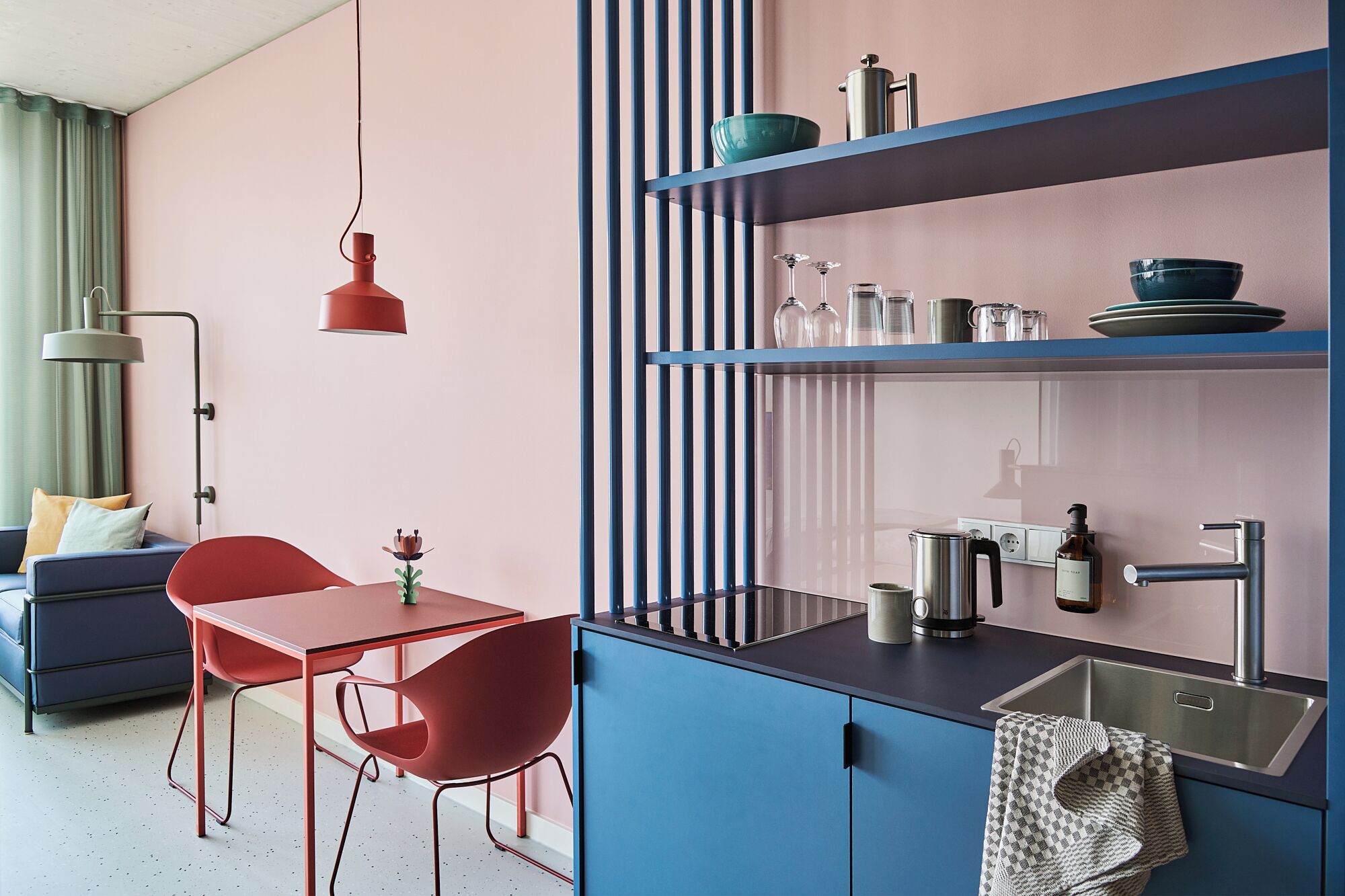 Studio | Eigene Kochnische | Kühlschrank, Herdplatte, Kochgeschirr/Geschirr/Besteck, Esstisch