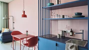 Studio | Eigene Kochnische | Kühlschrank, Herdplatte, Kochgeschirr/Geschirr/Besteck, Esstisch