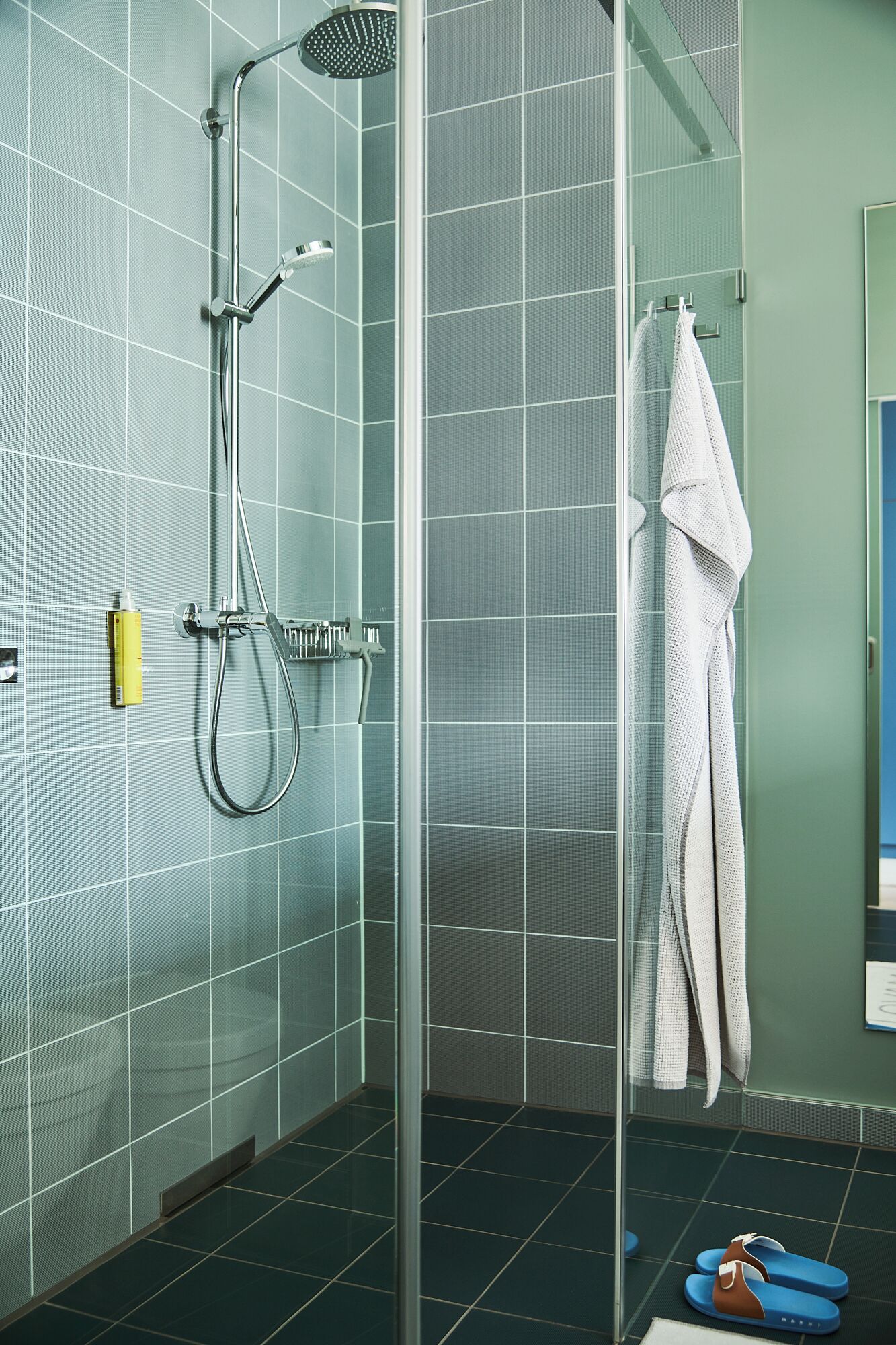 Studio | Badezimmer | Dusche, Regendusche, umweltfreundliche Kosmetikartikel, Haartrockner