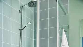 Studio | Badezimmer | Dusche, Regendusche, umweltfreundliche Kosmetikartikel, Haartrockner