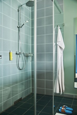 Studio | Bathroom | Shower, rainfall showerhead, eco-friendly toiletries, hair dryer - MAVO LAB (Berlin)