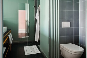 Studio | Bathroom | Shower, hair dryer, towels, soap