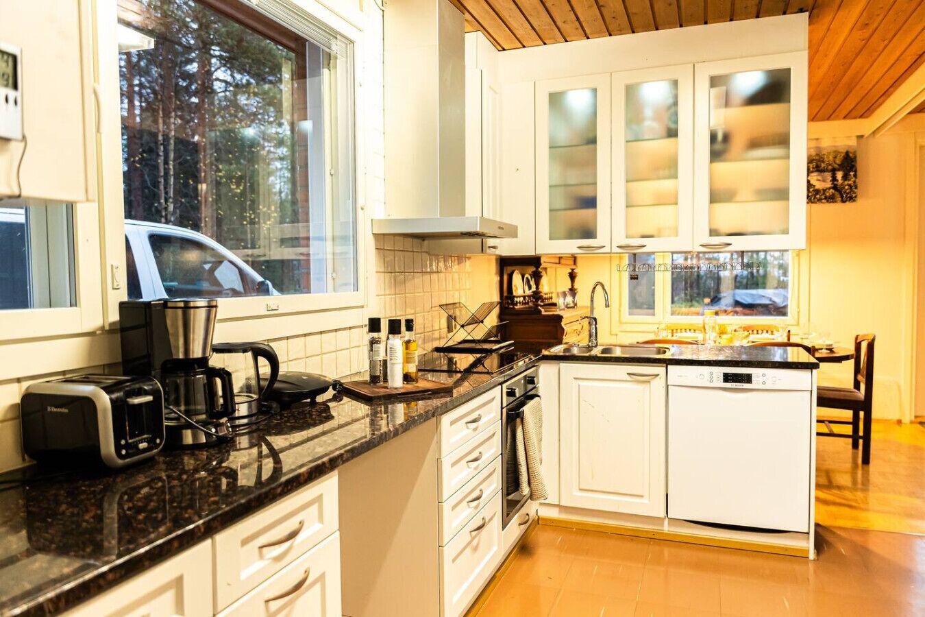 Jääkaappi, mikroaaltouuni, uuni, kahvin-/teenkeitin