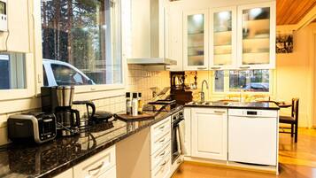 Kjøleskap, mikrobølgeovn, ovn og kaffetrakter/tekoker