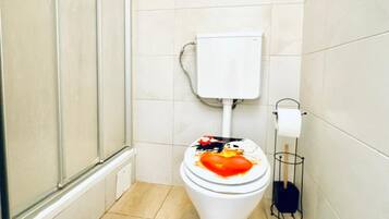 Apartamento básico | Baño | Ducha, artículos de higiene personal gratuitos y secador de pelo