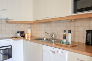 Fridge, microwave, oven, stovetop - Calm City Studio By BookLapland (Rovaniemi)