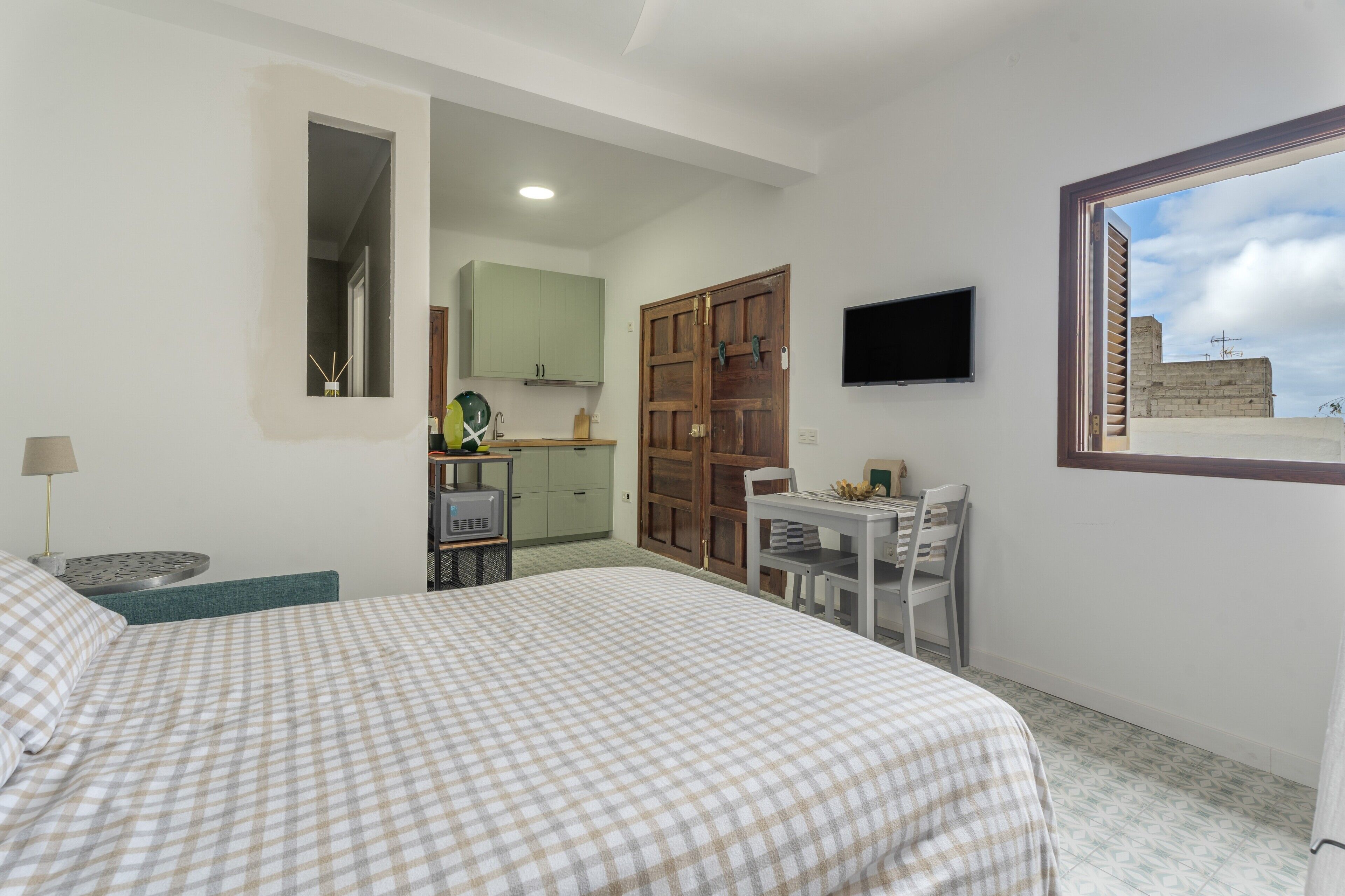 Silitysrauta/-lauta, Wi-Fi, vuodevaatteet