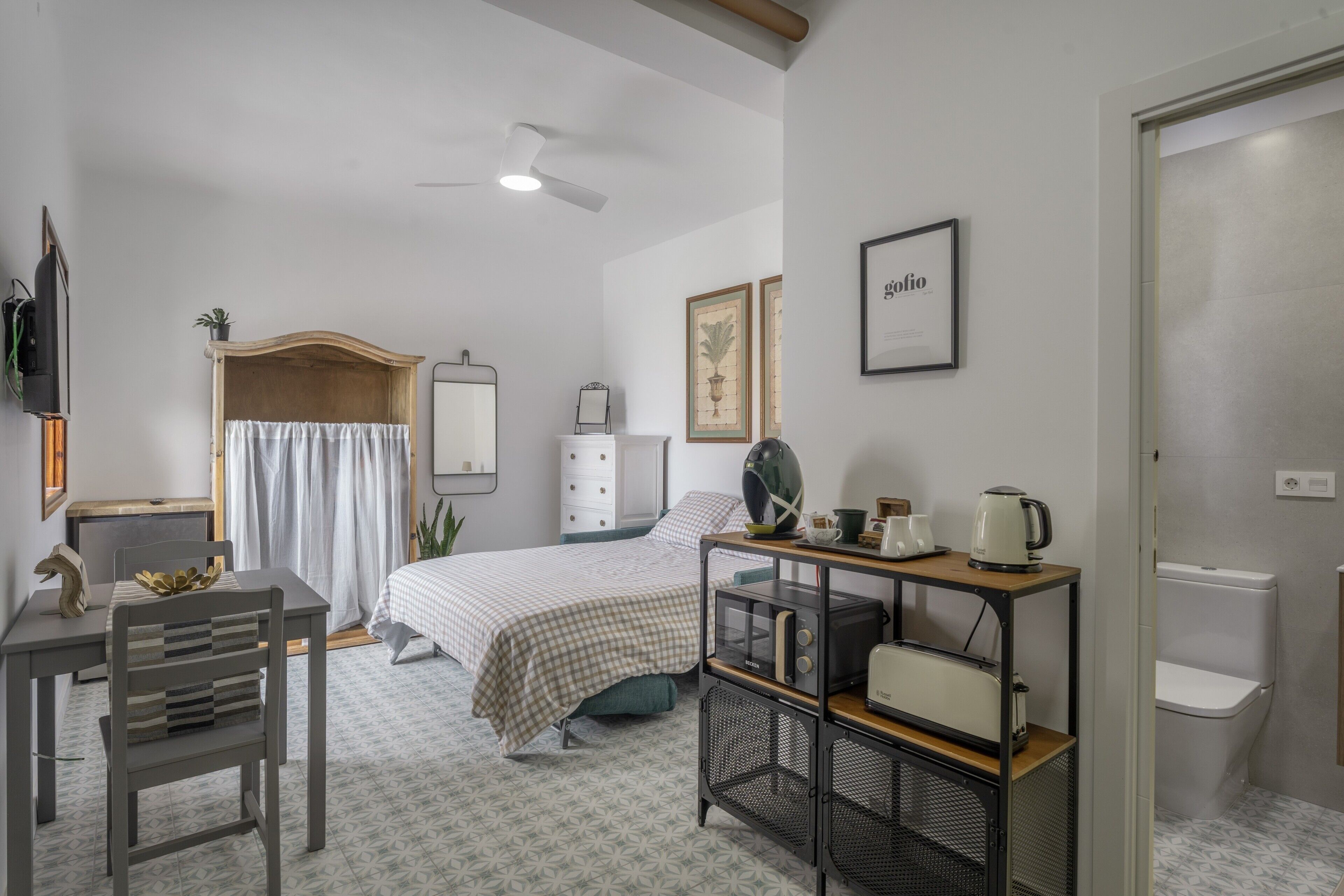 Iron/ironing board, WiFi, bed sheets