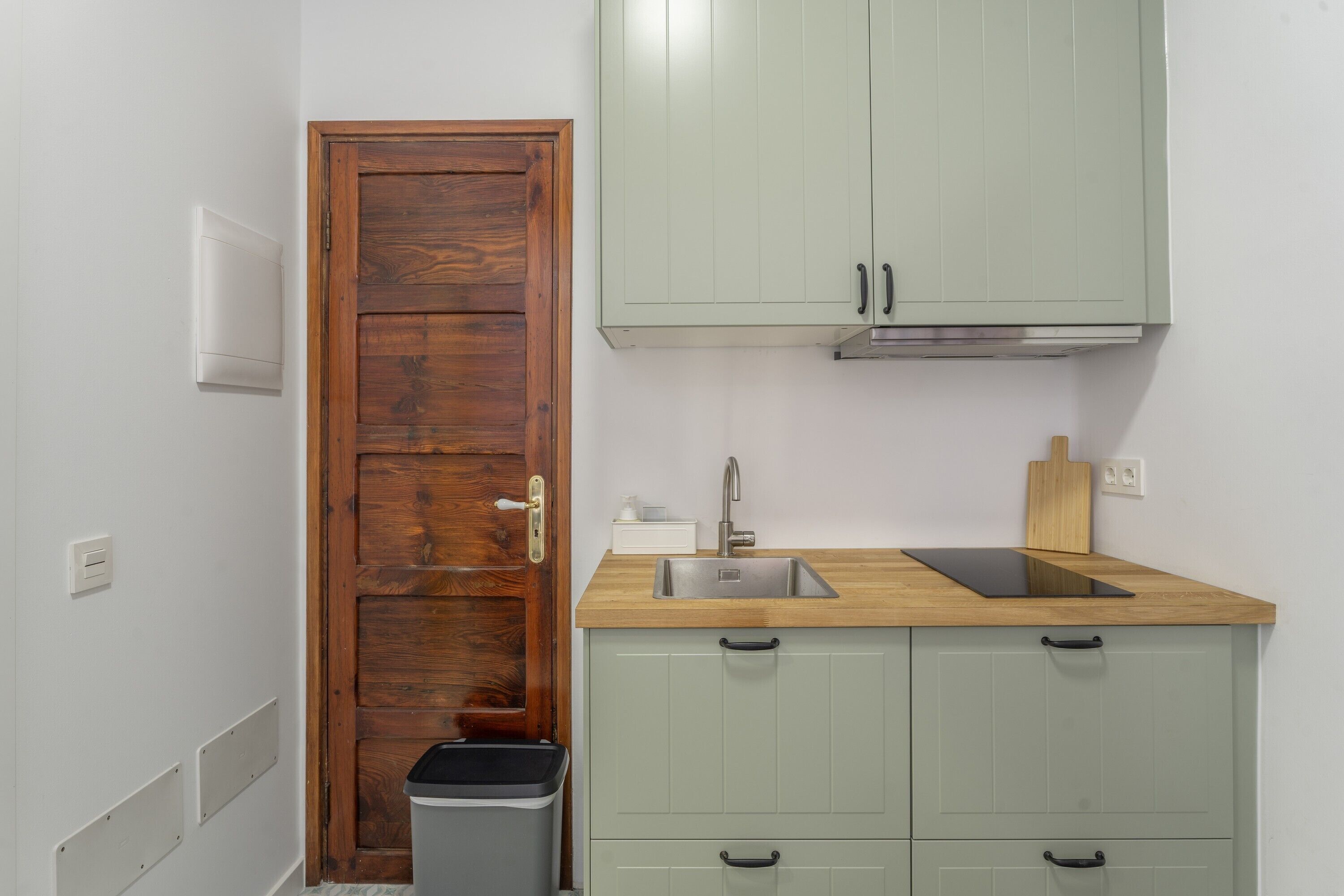 Jääkaappi, mikroaaltouuni, liesi, kahvin-/teenkeitin