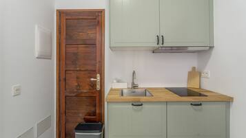 Jääkaappi, mikroaaltouuni, liesi, kahvin-/teenkeitin