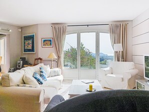 Ein Wohnzimmer mit einer Couch, einem Sessel und einem Couchtisch.