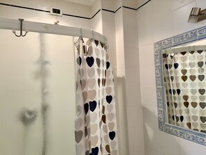 Shower, hair dryer, bidet, towels - Casa Margherita (Imperia)