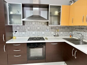 Jääkaappi, uuni, astianpesukone, kahvin-/teenkeitin