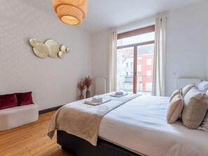 4 bedrooms, desk, internet
