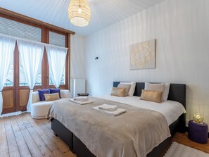 4 bedrooms, desk, internet