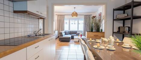 Fridge, cookware/dishes/utensils