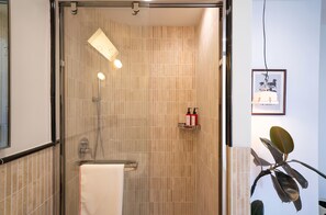 Studio Confort, vue ville | Salle de bain | Douche, serviettes fournies, shampoing, papier toilette