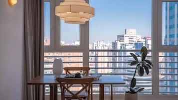 Comfort Room, City View | Living area