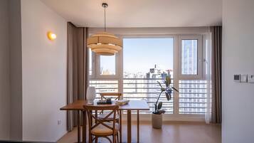 Comfort Double Room, City View | Living area