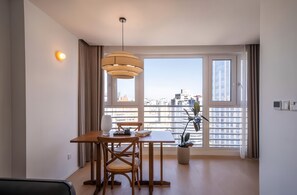 Phòng đôi tiện nghi đơn giản, quang cảnh thành phố | Khu phòng khách